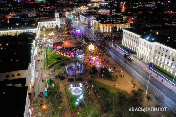 В Бресте «зажгли» главную ёлку города. Вид с высоты В Бресте «зажгли» главную ёлку города. Вид с высоты