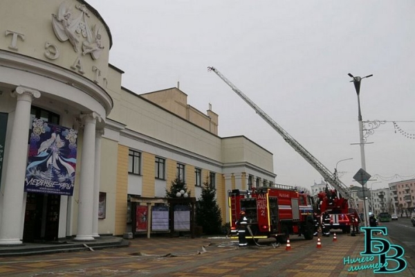 Сегодня утром здание Брестского академического театра драмы по периметру было оцеплено сотрудниками МЧС Сегодня утром здание Брестского академического театра драмы по периметру было оцеплено сотрудниками МЧС