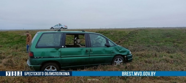 На М1 Peugeot врезался в Opel, который вез на лафете Ford На М1 Peugeot врезался в Opel, который вез на лафете Ford