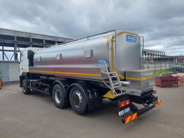 Белорусские конструкторы разработали машину для перевозки молока и показали новинку Белорусские конструкторы разработали машину для перевозки молока и показали новинку