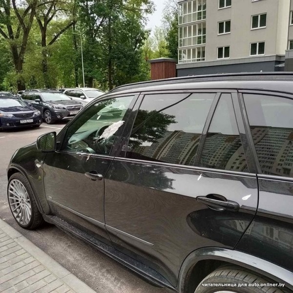 Детки игрались: нашли на свалке ведро краски и скинули его с 20-го этажа. Заляпали двор с машинами Детки игрались: нашли на свалке ведро краски и скинули его с 20-го этажа. Заляпали двор с машинами