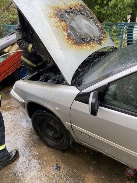 В Ляховичах горел автомобиль В Ляховичах горел автомобиль