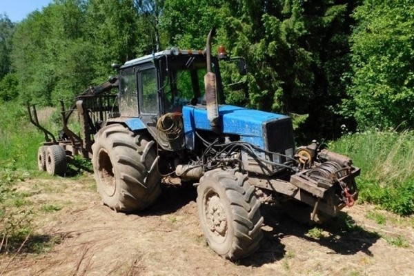 Обиженный пенсионер насыпал наждачной пыли в двигатель чужого трактора, что вывело тот из строя Обиженный пенсионер насыпал наждачной пыли в двигатель чужого трактора, что вывело тот из строя