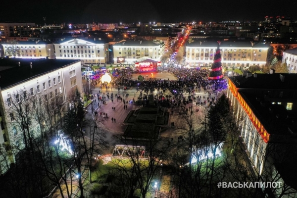 В Бресте «зажгли» главную ёлку города. Вид с высоты В Бресте «зажгли» главную ёлку города. Вид с высоты