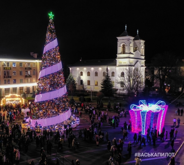 В Бресте «зажгли» главную ёлку города. Вид с высоты В Бресте «зажгли» главную ёлку города. Вид с высоты
