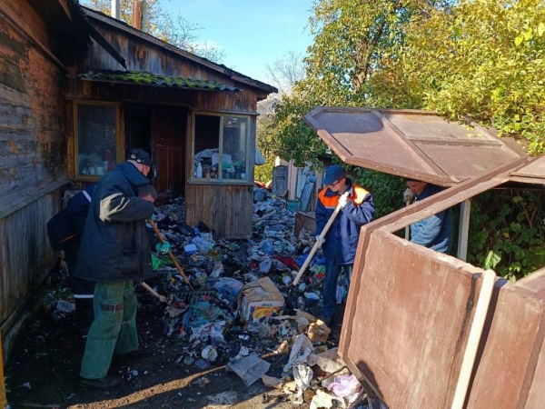 В Бресте прошла акция по уборке двора заброшенного дома