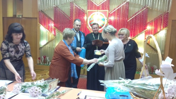 В Бресте детям, родившимся в День мира, вручили сертификаты