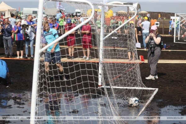 Смотрите, как в Беларуси играют в болотный футбол Смотрите, как в Беларуси играют в болотный футбол