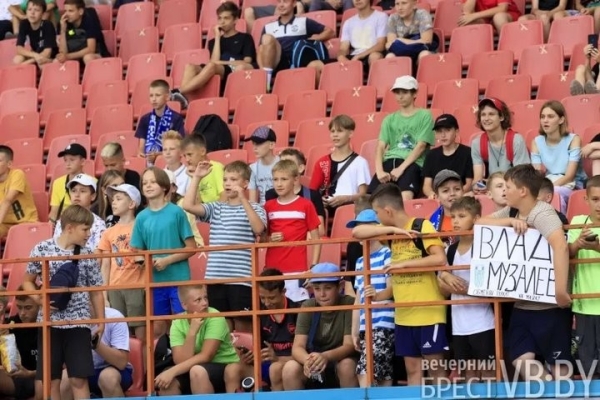 Ветераны брестского «Динамо» сыграли с командой блогеров и тиктокеров. И проиграли