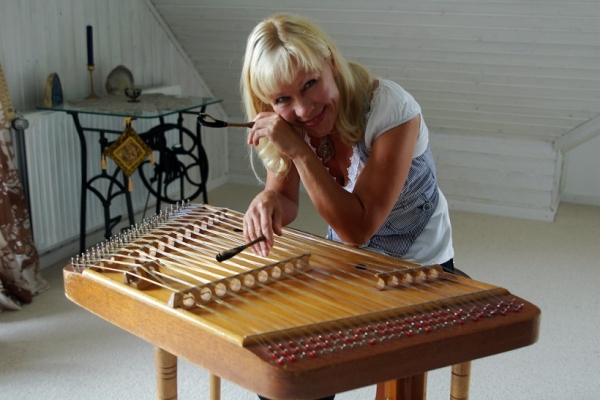 Белоруска уже 26 лет играет в Германии на цимбалах Белоруска уже 26 лет играет в Германии на цимбалах