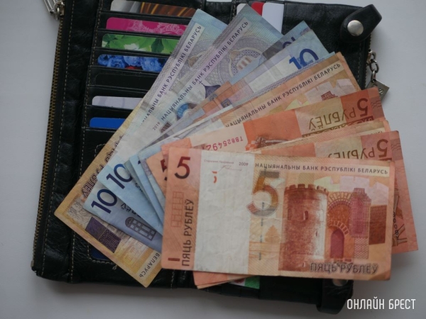 В Беларуси второй банк ввел комиссию за валютные счета для физлиц