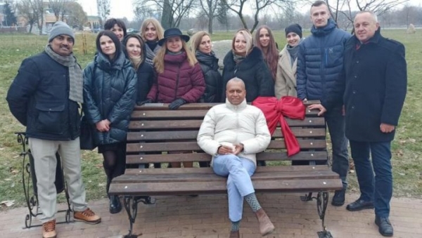 В Бресте в Городском саду появилась новая именная скамейка – их уже 45! В Бресте в Городском саду появилась новая именная скамейка – их уже 45!