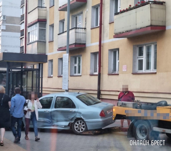 Очевидец: Брест, перекрёсток Пушкинской и бульвара. Подробности ДТП неизвестны
             
                Очевидец: Брест, перекрёсток Пушкинской и бульвара. Подробности ДТП неизвестны