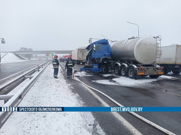 На трассе на М1 недалеко от Бреста столкнулись два грузовика На трассе на М1 недалеко от Бреста столкнулись два грузовика