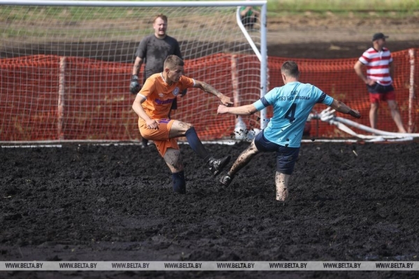 Смотрите, как в Беларуси играют в болотный футбол Смотрите, как в Беларуси играют в болотный футбол