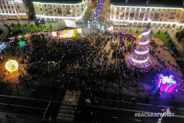 В Бресте «зажгли» главную ёлку города. Вид с высоты В Бресте «зажгли» главную ёлку города. Вид с высоты