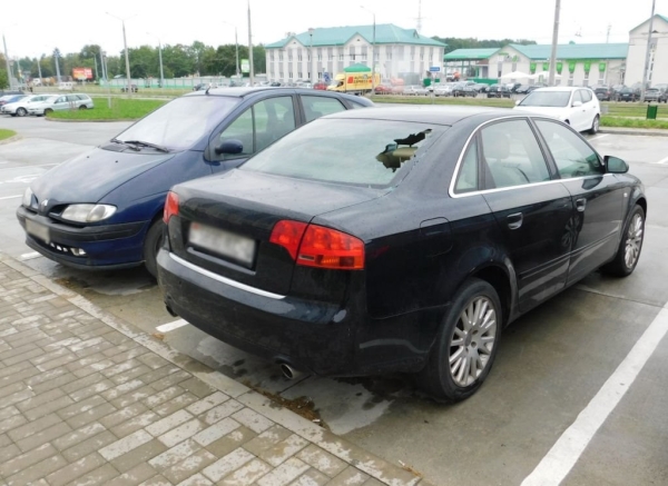 Белорус поленился отнести бутылку в мусорное ведро и выбросил ее в окно. Итог – припаркованный под окнами автомобиль разбит Белорус поленился отнести бутылку в мусорное ведро и выбросил ее в окно. Итог – припаркованный под окнами автомобиль разбит