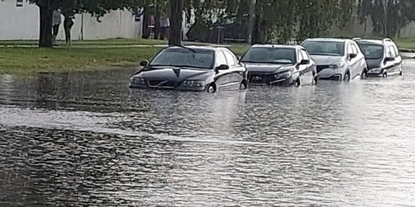 Автомобили оказались наполовину в воде из-за ливня в Могилеве. Фотофакт Автомобили оказались наполовину в воде из-за ливня в Могилеве. Фотофакт