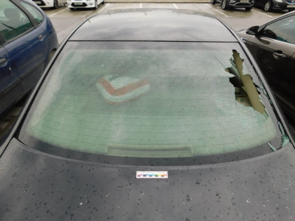 Белорус поленился отнести бутылку в мусорное ведро и выбросил ее в окно. Итог – припаркованный под окнами автомобиль разбит Белорус поленился отнести бутылку в мусорное ведро и выбросил ее в окно. Итог – припаркованный под окнами автомобиль разбит