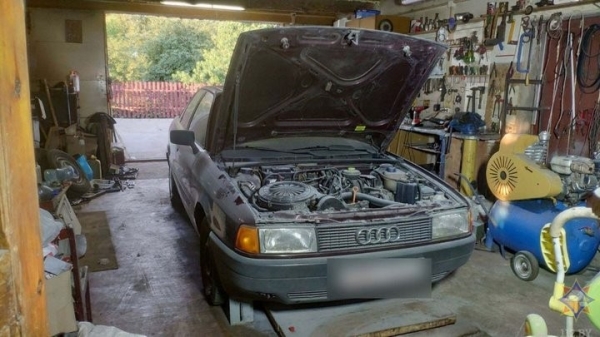 В процессе замены топливного фильтра мужчина пролил на себя бензин. От переносного светильника загорелась одежда