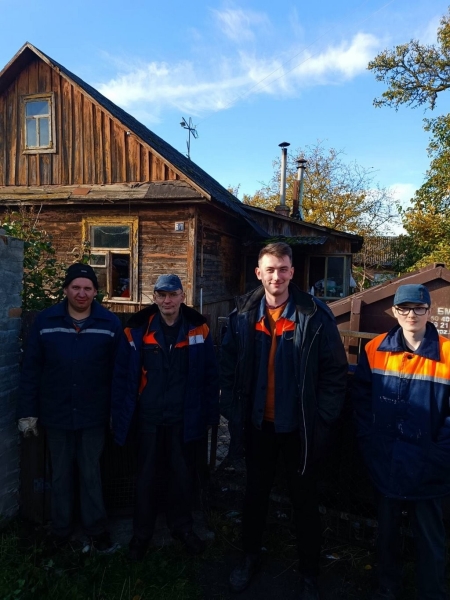 В Бресте прошла акция по уборке двора заброшенного дома