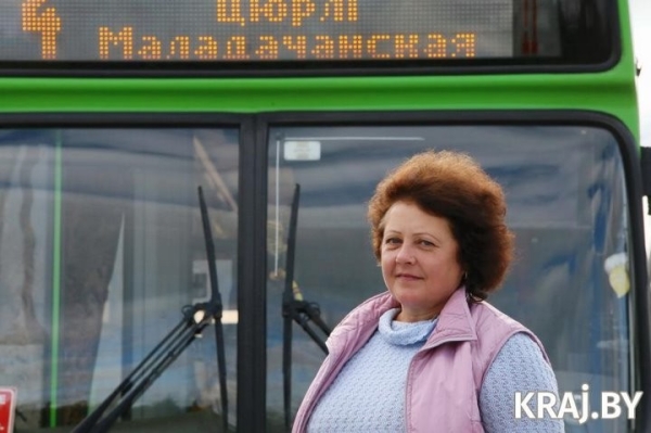 «Не дрова везу, а людей». Белоруска вышла на пенсию и стала водителем городского автобуса