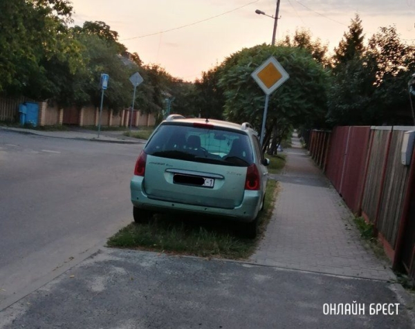 
                Читатель: Нашёл себе место :) Но надо помнить, что так нельзя! Брест, ул.Республиканская
            