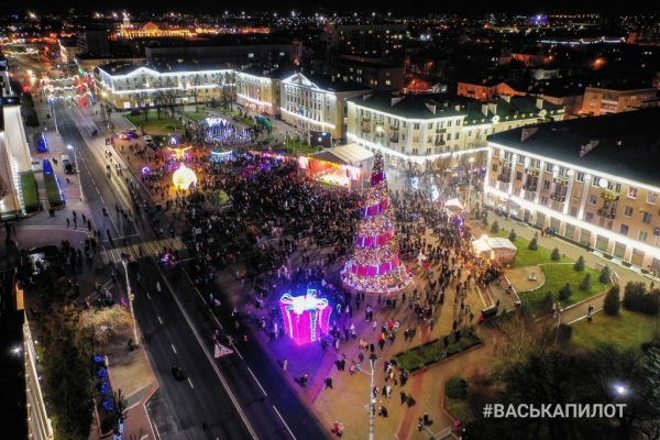 В Бресте «зажгли» главную ёлку города. Вид с высоты В Бресте «зажгли» главную ёлку города. Вид с высоты