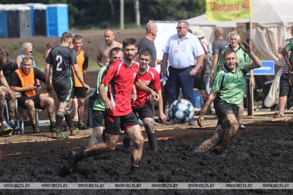 Смотрите, как в Беларуси играют в болотный футбол Смотрите, как в Беларуси играют в болотный футбол