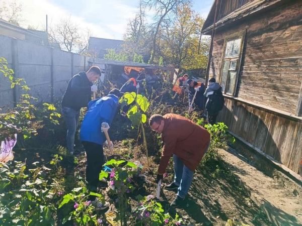 В Бресте прошла акция по уборке двора заброшенного дома