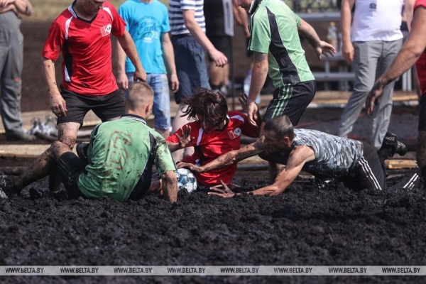 Смотрите, как в Беларуси играют в болотный футбол Смотрите, как в Беларуси играют в болотный футбол