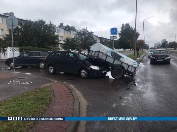 В Бресте прицеп «наехал» на автомобиль