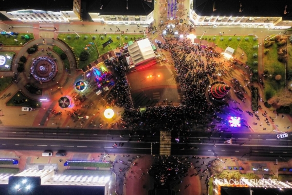 В Бресте «зажгли» главную ёлку города. Вид с высоты В Бресте «зажгли» главную ёлку города. Вид с высоты