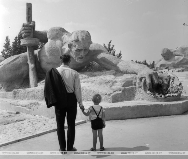 Брестская крепость - герой. Скульптура «Жажда», сентябрь 1971 года
             
                Брестская крепость - герой. Скульптура «Жажда», сентябрь 1971 года